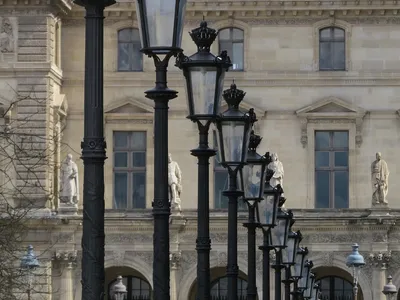 Braquage au Louvre : l'enquête accélère, cinq suspects arrêtés