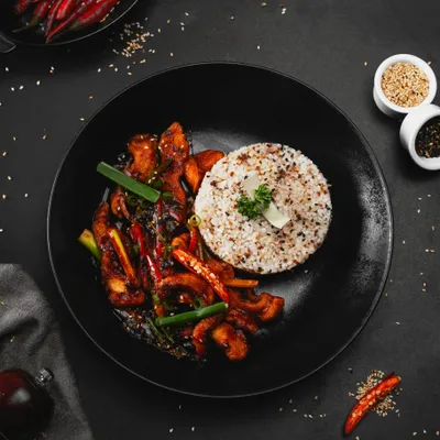 Wok de poulet à la citronnelle et au curry rouge