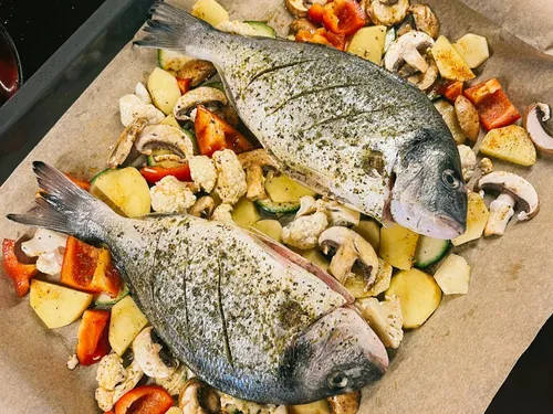 Bar entier cuit au four sur lit de légumes