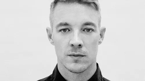 UN IMMENSE DJ RECALÉ À L’ENTRÉE D’UNE SOIRÉE