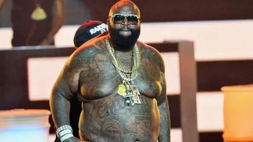 Rick Ross loupe totalement son plongeon lors d'une pool party !...
