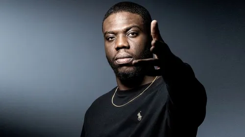 Dinos fait un magnifique hommage à Tiakola ! 