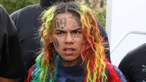 6ix9ine, le rappeur provocateur, crée le chaos à Cuba (vidéo)