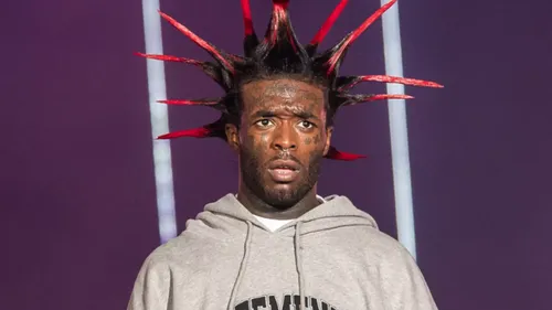 Lil Uzi Vert se tatoue une croix à l'envers sur la langue ! (VIDÉO)