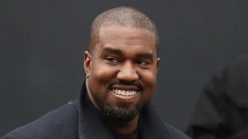 Kanye West se balade en chaussettes dans la rue, mais pourquoi?