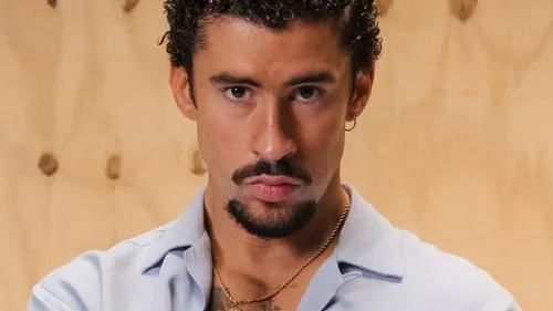 Super Bowl 2026 : Bad Bunny défie l’extrême droite américaine avec...