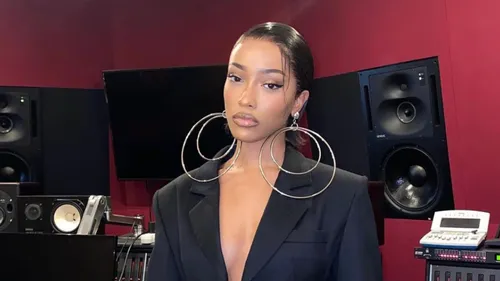 Shay en femme fatale avec 'Commando' qui dévoile un retour...