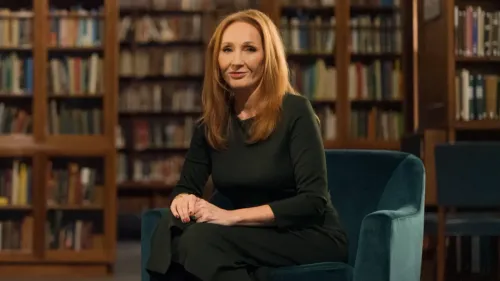 J.K. Rowling provoque l'indignation avec ses tweets controversés...