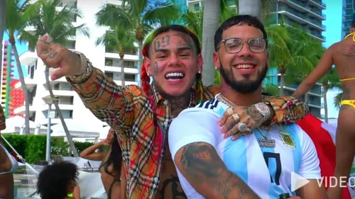 6ix9ine se serait battu avec le frère de Anuel aa !