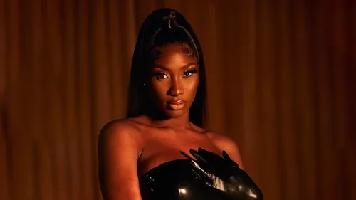 Aya Nakamura enchaîne les gaffes en plein concert, le public saoulé...