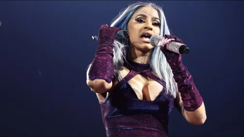 Cardi B brave la maladie pour ses fans