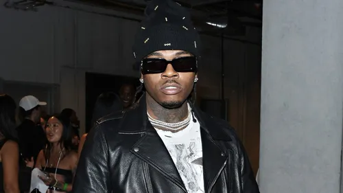 Gunna en tournage au Parc Des Princes pendant la Fashion Week