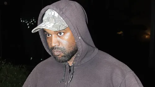 Kanye West s'en prend à un paparazi et lui arrache son téléphone !...