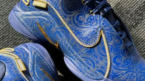 Découvrez les Nike LeBron 22 en teinte 'Deep Royal Blue' en...