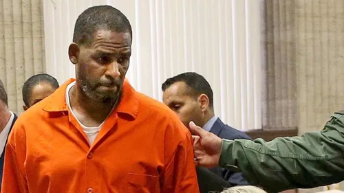  Le chanteur R. Kelly condamné à 20 ans de prison pour abus sexuels...