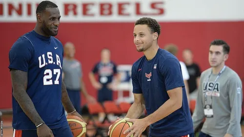 L'incroyable duo LeBron James et Stephen Curry dans leur premier...