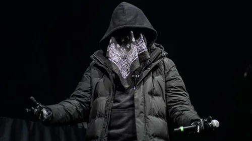 Ziak donne rdv à ses fans et lance des bandanas par drone à ses...