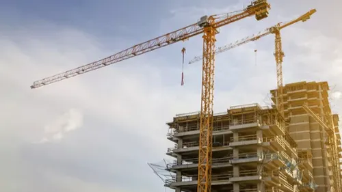 Une femme tente de monter sur une grue, la police intervient et la...