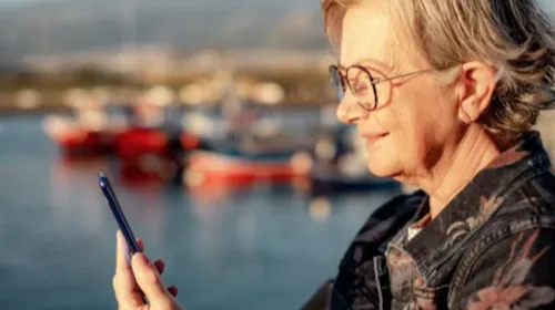 Seniors : les plus de 65 ans séduits par les réseaux sociaux