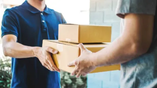 Cadeaux de Noël : les livreurs de colis dans la dernière phase des...