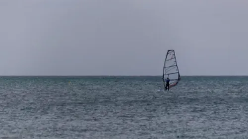 Un jeune homme passe la nuit perdu en mer sur sa planche à voile...