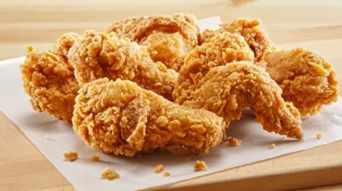 Consommation : le poulet frit connaît un engouement croissant parmi...
