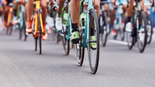 À vélo de l’Alsace jusqu’à la Dordogne, ils rendent hommage à leurs...