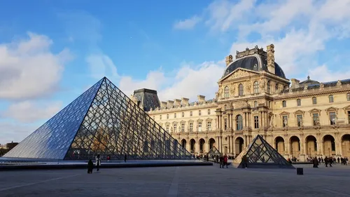 Cambriolage du Louvre : deux suspects identifiés par ADN