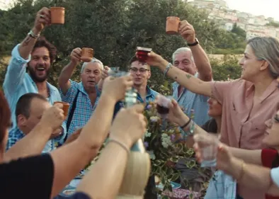 Claudio Capéo nous emmène en Italie pour le clip de « C'est une...
