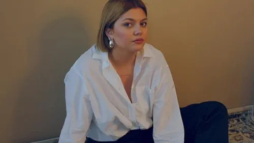 Louane soutient son amie Clara Luciani face à un titre de presse 