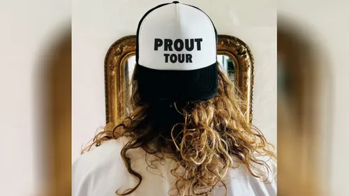 Julien Doré dévoile avec malice un nouveau produit 