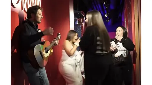 Vianney s'improvise statue de cire... et c'est hilarant !