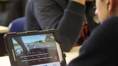 Italie : en plein code de la route, un candidat tente de tricher et...