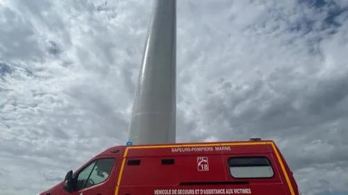 Un ouvrier secouru sur une éolienne