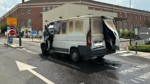 Une camionnette en feu devant l’hôpital de Reims