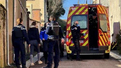 Un père agresse ses deux filles au couteau avant de se donner la mort