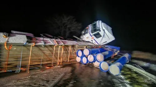Le poids lourd se renverse dans le fossé