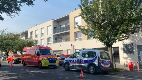 Une fillette poussée par la fenêtre d'un immeuble 