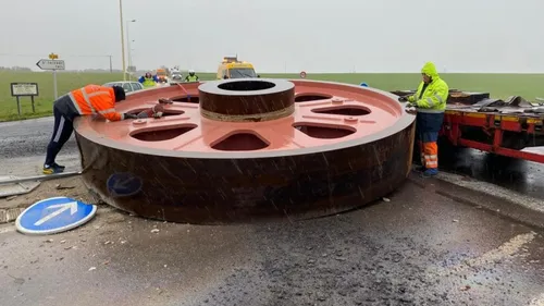 Un convoi exceptionnel perd une roue de 42 tonnes