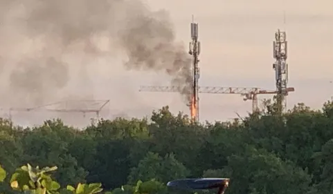 Un gang de femmes gilets-jaunes incendiait-il les antennes 5G...
