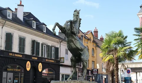 La statue équestre carrefour du Monocle à Tarbes retirée... C'était...