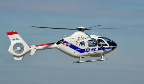 Des jeunes à bord d’une voiture font une sortie de route près de...