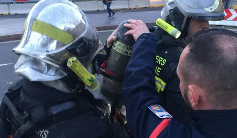 Un entrepôt de produits chimiques dévasté par le feu près de Toulouse 