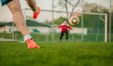Un jeune de 17 ans fait un arrêt cardiaque en plein match de foot