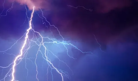 Alerte orange pour risque d'orages violents sur le grand sud, ils...