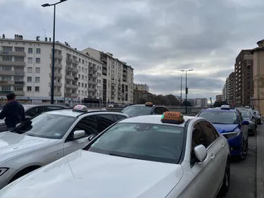 Pyrénées-Atlantiques : Les chauffeurs de taxis poursuivent leur...