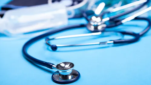 Mis en examen à Vannes, il exerce en Vendée comme médecin du travail