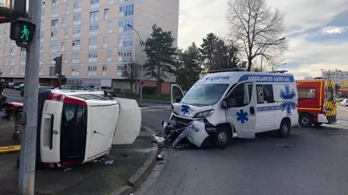 Trois blessés dans une collision entre une ambulance et une voiture