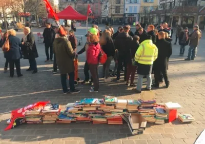 Une muraille de livres pour resister aux réformes