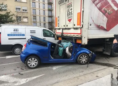 Une voiture s'encastre sous un camion